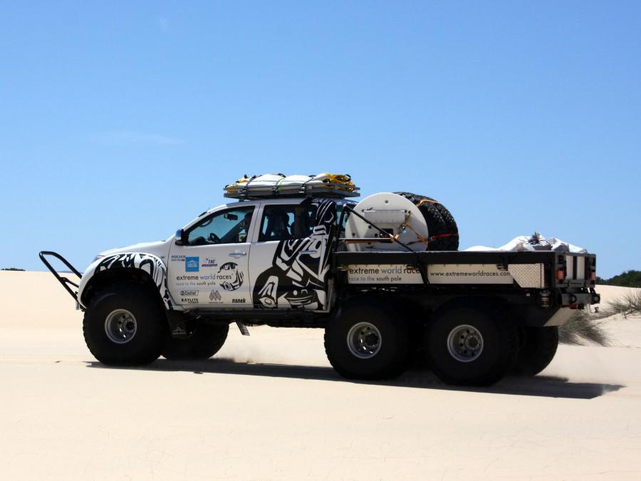  Toyota Hilux AT44 6x6 Arctic Trucks 2010 года  (фото 3 из 7)